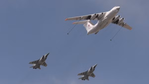 Máy bay tiếp dầu IL-78 và Su-24.