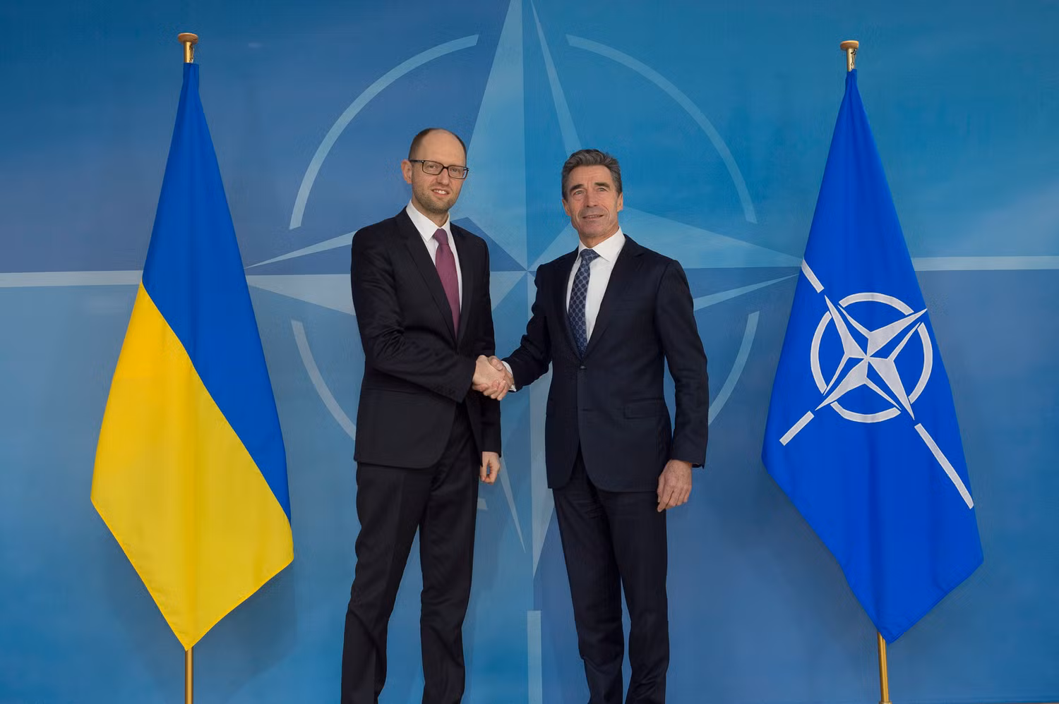 Thủ tướng Ukraine Arseny Yatsenyuk (trái) và Tổng thư ký NATO Jens Stoltenberg.