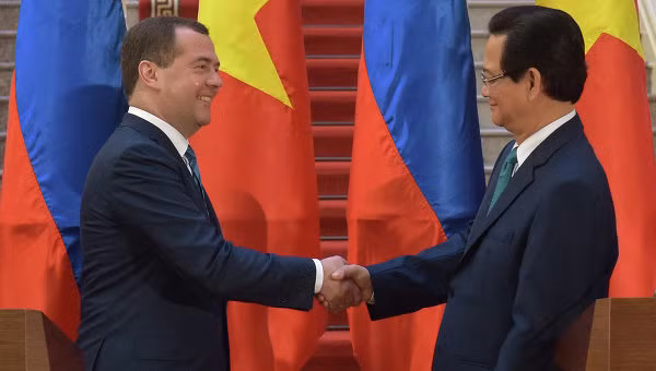 Thủ tướng Nguyễn Tấn Dũng tiếp Thủ tướng Nga Dmitry Medvedev trong chuyến thăm Hà Nội tháng 4/2015. Ảnh Rian.