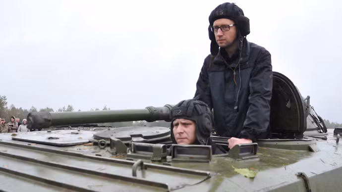Thủ tướng Ukraine Arseny Yatsenyuk đứng trên một chiếc xe tăng. Thủ tướng Ukraine Arseny Yatsenyuk đứng trên một chiếc xe tăng.