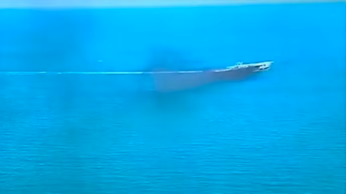Ảnh tên lửa Iran tiến tới mục tiêu là tàu sân bay Mỹ trong cuộc tập trận Tiên tri 9.