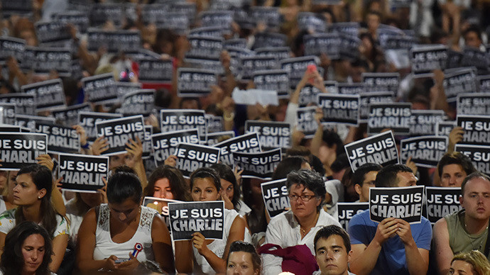 Người Pháp mang tờ giấy với thông điệp "Tất cả chúng tôi đều là Charlie (Hebdo)" trong cuộc biểu tình thể hiện sự ủng hộ đối với tờ tạp chí sau vụ xả súng.