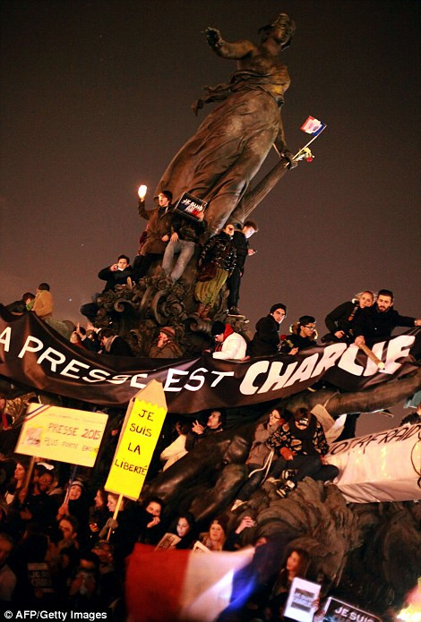 Người biểu tình vẫy cờ tại Place de la Nation, hô vang khẩu hiệu "Tôi là Charlie" và hát quốc ca.