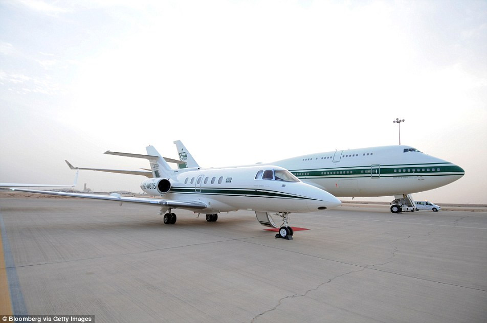Một máy bay Hawker (trái) và một chiếc Boeing 747 của Hoàng tử Alwaleed bin Talal ngồi trên đường băng tại nhà ga hàng không tư nhân ở Riyadh, Ả Rập Saudi ngày 27 tháng 4 năm 2010.
