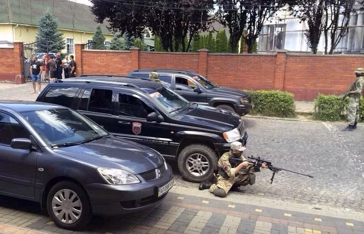 Vụ đấu súng giữa cảnh sát Ukraine và thành viên Right Sector tại Mukachevo. Ảnh Rian