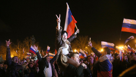 Người Crimea ăn mừng sau khi công bố kết quả trưng cầu dân ý sáp nhập vào Liên bang Nga. Người Crimea ăn mừng sau khi công bố kết quả trưng cầu dân ý sáp nhập vào Liên bang Nga.