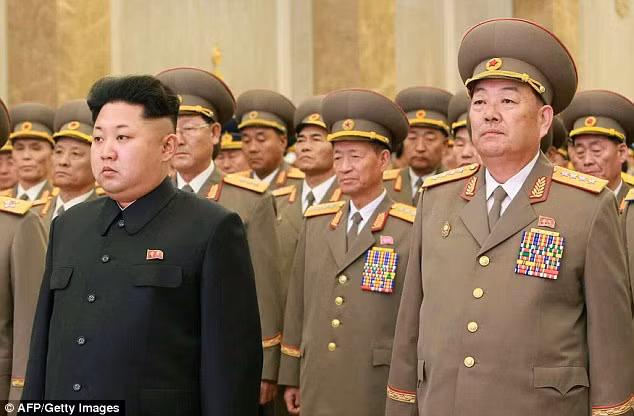Kim Jong-un và Hyon Yong-chol (phải). Kim Jong-un và Hyon Yong-chol (phải).