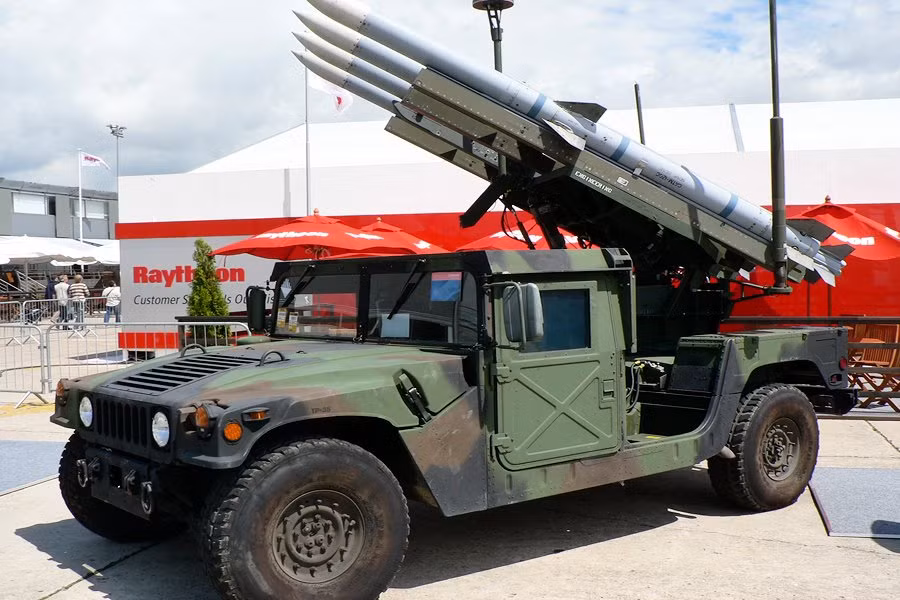 Một chiếc Humvee được trang bị tên lửa đất đối không. Ảnh Business Insider. Một chiếc Humvee được trang bị tên lửa đất đối không. Ảnh Business Insider.