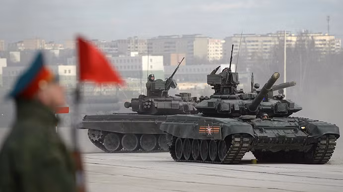 Vũ khí trên các thiết bị tham gia diễn tập đã bắt đầu được gỡ bỏ vải bọc.