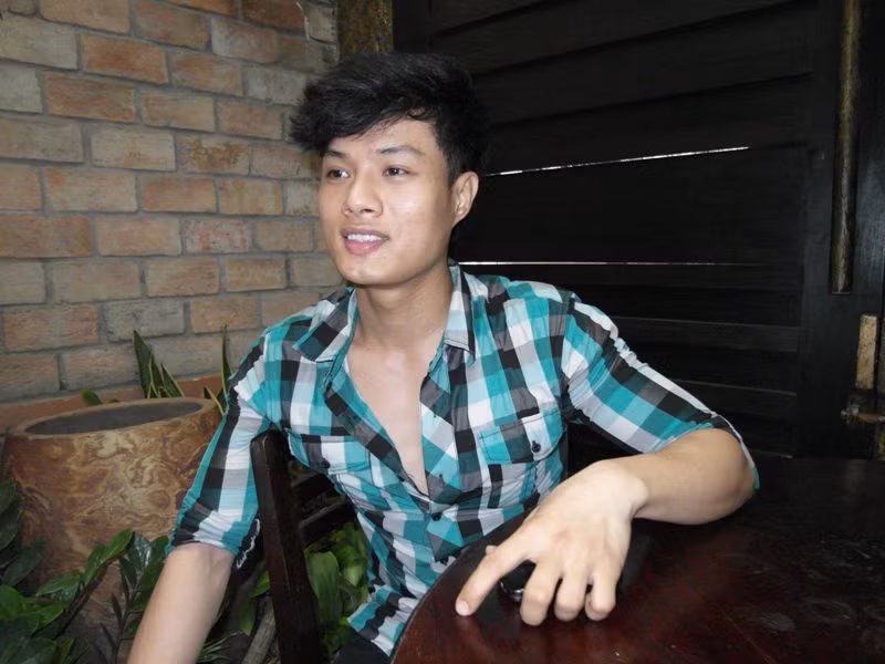 Chuyên viên trang điểm Phú Nguyễn cho rằng mình rất sốc khi hay tin người mẫu Hồng Hà bị công an bắt vì tội bán dâm