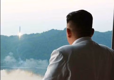 Ông Kim Jong-un quan sát vụ phóng tên lửa hôm qua. Ảnh: Yonhap News. Ông Kim Jong-un quan sát vụ phóng tên lửa hôm qua. Ảnh: Yonhap News.