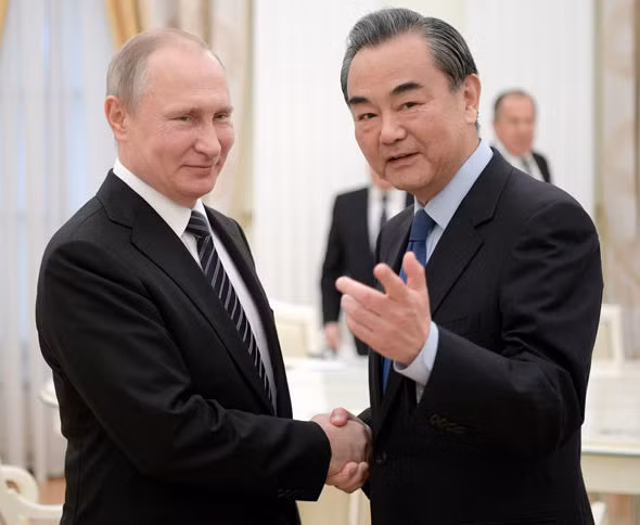 Tổng thống Nga Vladimir Putin tiếp Ngoại trưởng Trung Quốc Vương Nghị tại Điện Kremlin, ảnh: Daily Express. Tổng thống Nga Vladimir Putin tiếp Ngoại trưởng Trung Quốc Vương Nghị tại Điện Kremlin, ảnh: Daily Express.