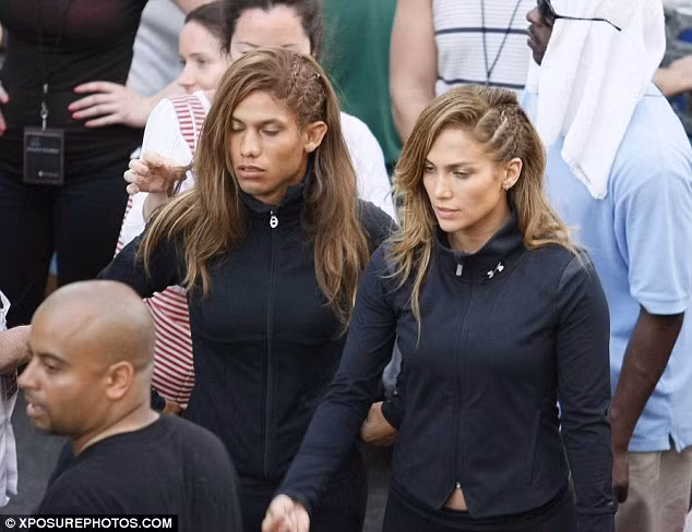 Jennifer Lopez phải nhờ đến người đóng thế nam trong video âm nhạc "Follow the Leader" quay ở Mexico