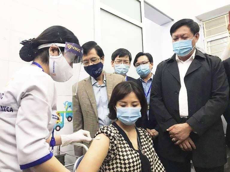 Người đầu tiên tiêm mũi vaccine phòng COVID-19 tại Hải Dương là chị Phạm Thị Tuyết Nhung, 40 tuổi là nhân viên y tế Trung tâm Y tế thành phố Hải Dương, thuộc tổ lấy mẫu Covid-19 tại cộng đồng là người đầu tiên được tiêm vacccine Covid-19. Người đầu tiên tiêm mũi vaccine phòng COVID-19 tại Hải Dương là chị Phạm Thị Tuyết Nhung, 40 tuổi là nhân viên y tế Trung tâm Y tế thành phố Hải Dương, thuộc tổ lấy mẫu Covid-19 tại cộng đồng là người đầu tiên được tiêm vacccine Covid-19.