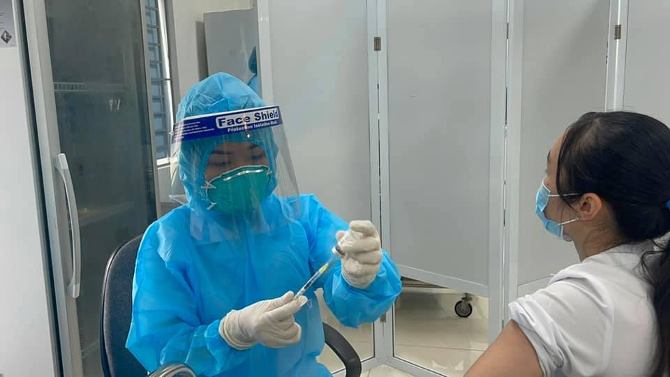 Các cán bộ, nhân viên y tế nữ được tiêm vaccine Các cán bộ, nhân viên y tế nữ được tiêm vaccine