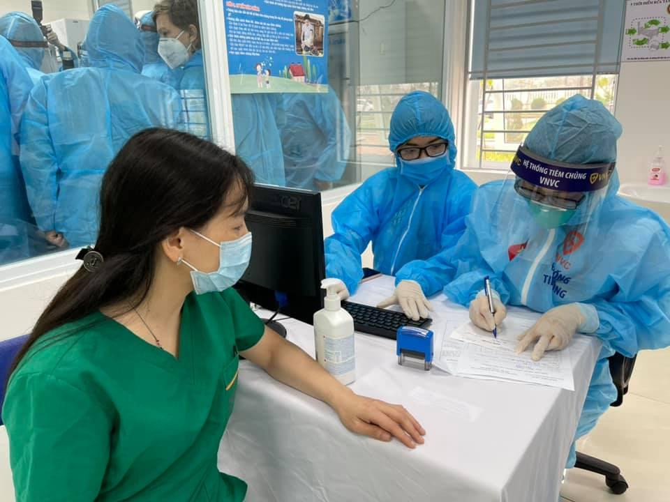 Nhân viên Y tế tại Bệnh nhiệt đới Trung ương cơ sở II Kim Chung, Đông Anh tiêm Vaccine Covid-19 Nhân viên Y tế tại Bệnh nhiệt đới Trung ương cơ sở II Kim Chung, Đông Anh tiêm Vaccine Covid-19