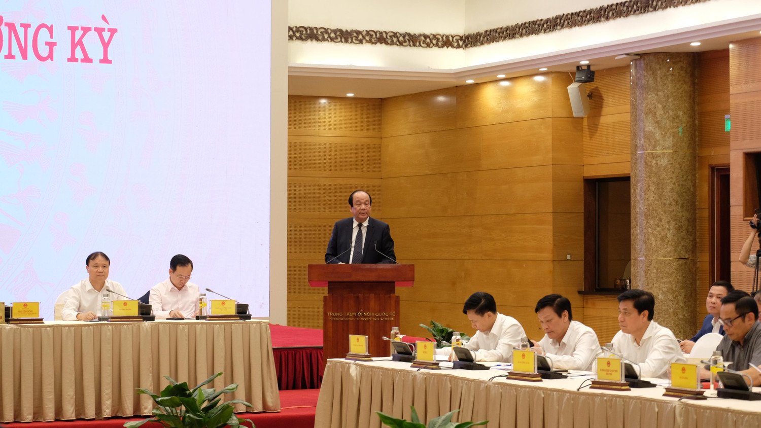 Người phát ngôn của Chính phủ cho biết: Chính phủ khóa XIV đã tập trung thực hiện quyết liệt, đồng bộ, hiệu quả các mục tiêu, nhiệm vụ, giải pháp đề ra trên tất cả các lĩnh vực. Ảnh: LC