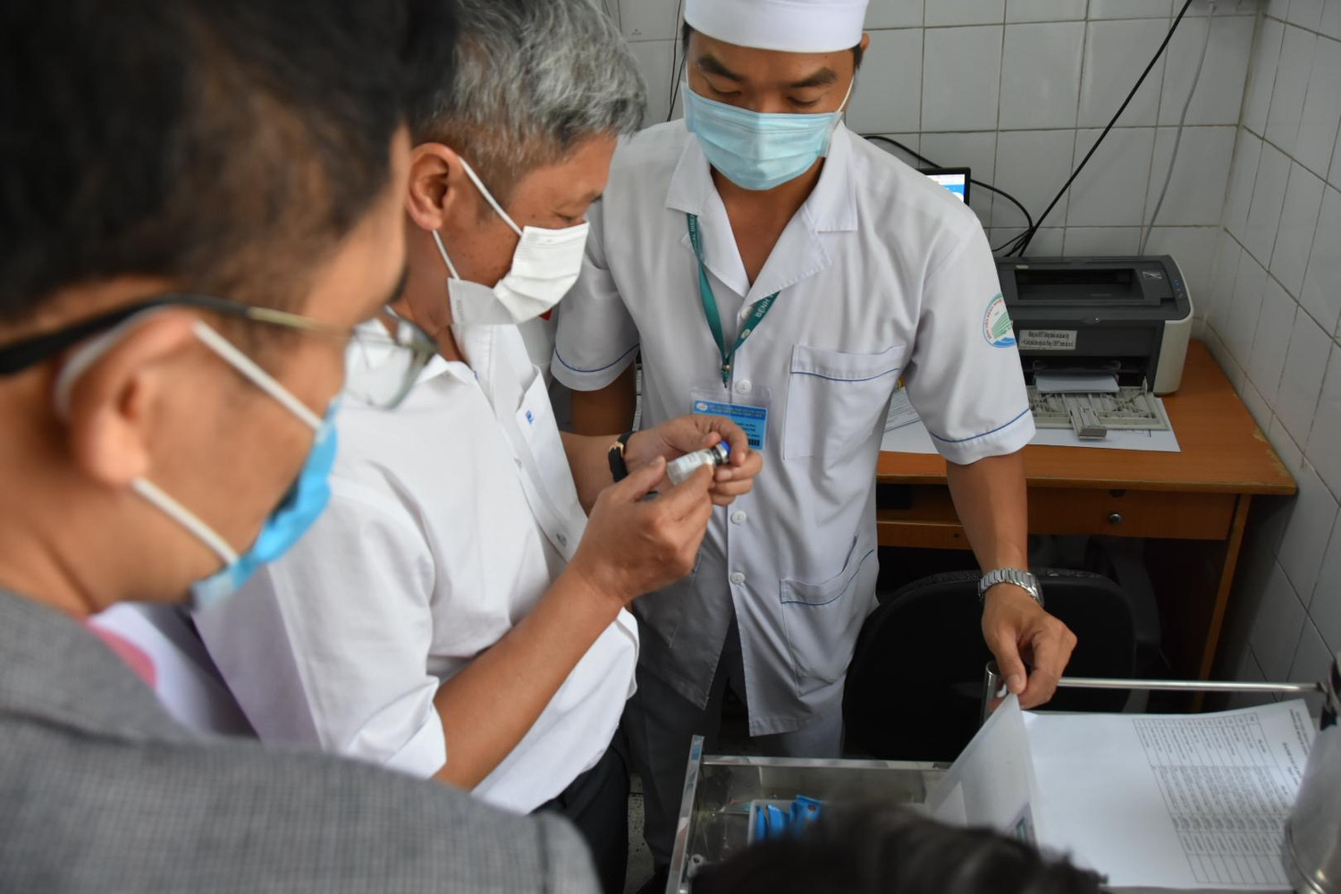 Thứ trưởng Bộ Y tế Nguyễn Trường Sơn kiểm tra công tác liên quan đến vaccien Covid-19. Thứ trưởng Bộ Y tế Nguyễn Trường Sơn kiểm tra công tác liên quan đến vaccien Covid-19.
