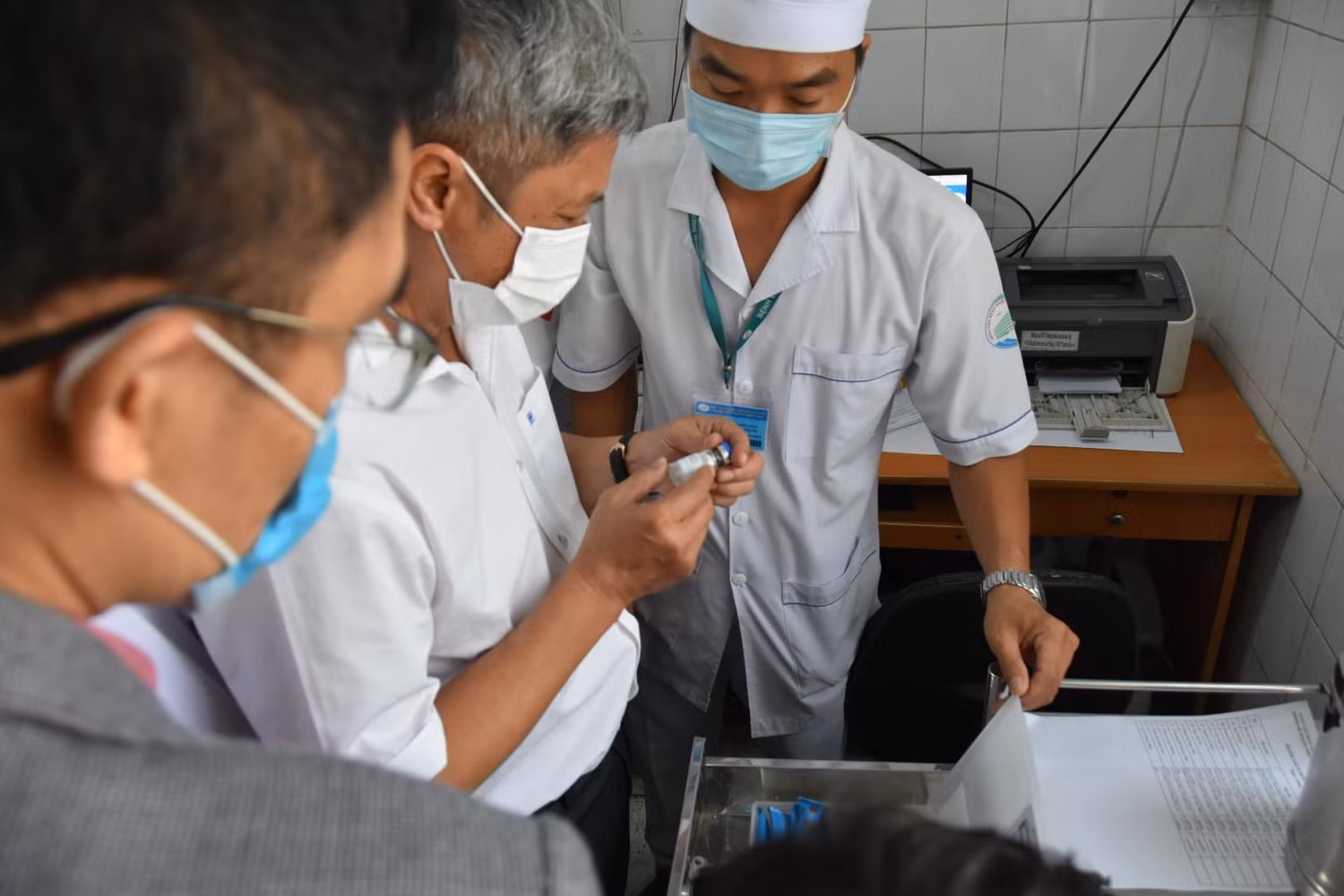 Thứ trưởng Bộ Y tế Nguyễn Trường Sơn kiểm tra vắc - xin phòng Covid-19. Ảnh: Bộ Y tế Thứ trưởng Bộ Y tế Nguyễn Trường Sơn kiểm tra vắc - xin phòng Covid-19. Ảnh: Bộ Y tế