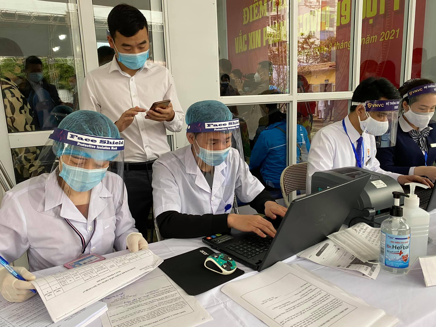 Ngay sau buổi triển khai chiến dịch, 50 cá nhân sẽ tiêm vaccine Covid-19 sáng ngày 8/3 tại Bệnh viện Bệnh nhiệt đới Hải Dương đã lần lượt tiến hành thực hiện các quy trình thăm khám sức khỏe trước khi vào tiêm vaccine.