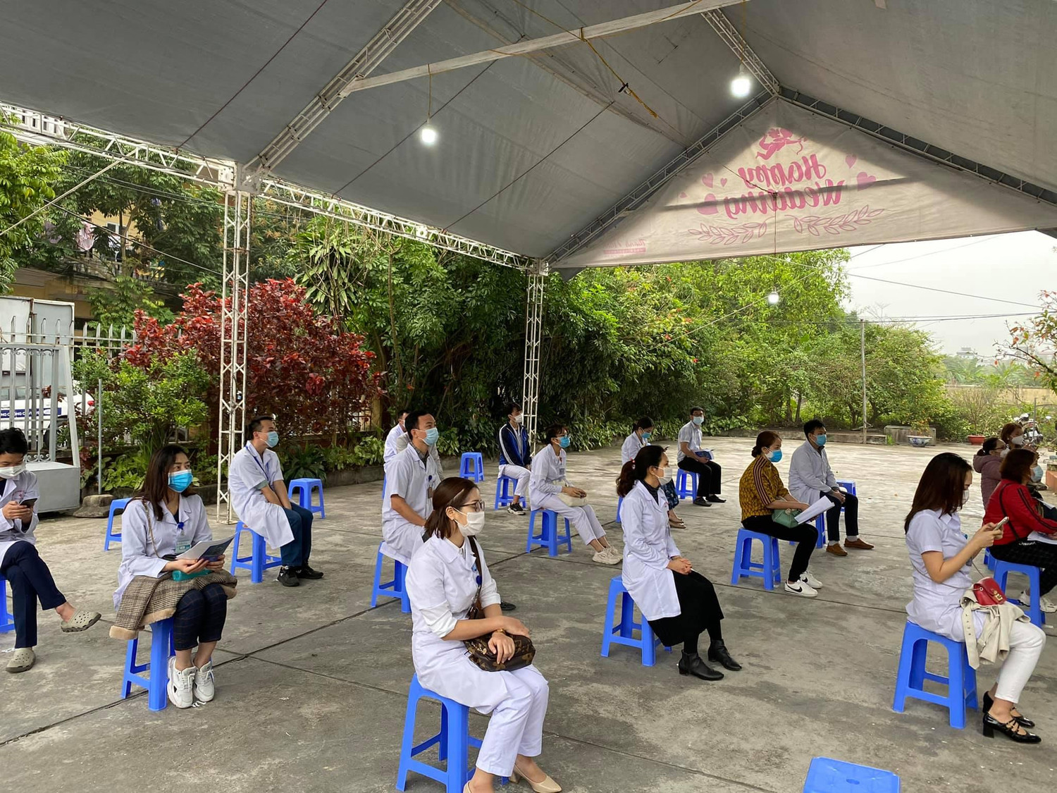 Đúng 8giờ sáng, tại Bệnh viện Bệnh nhiệt đới Hải Dương, Bộ Y tế và Ủy ban nhân dân tỉnh Hải Dương đã triển khai chiến dịch tiêm chủng vaccine Covid-19. Đúng 8giờ sáng, tại Bệnh viện Bệnh nhiệt đới Hải Dương, Bộ Y tế và Ủy ban nhân dân tỉnh Hải Dương đã triển khai chiến dịch tiêm chủng vaccine Covid-19.