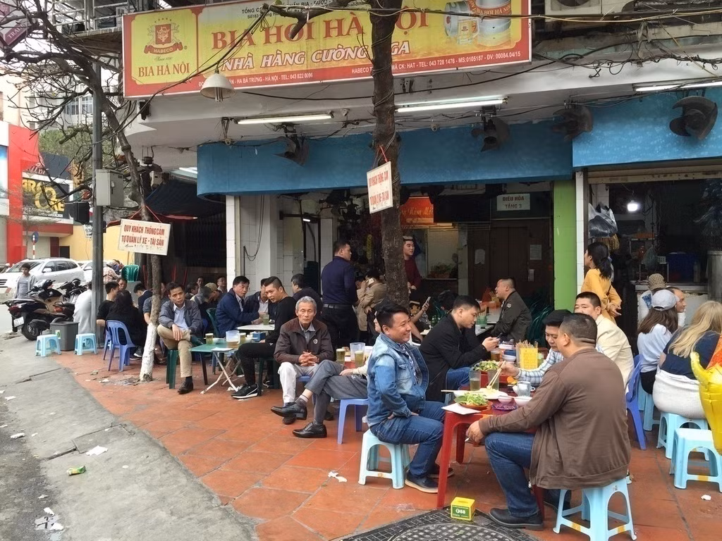 Khó có thể tự hào với thành tích uống bia của người Việt. Khó có thể tự hào với thành tích uống bia của người Việt.