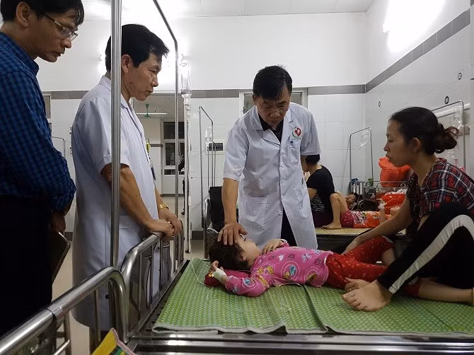 Số trẻ ngộ độc thực phẩm tại trường Mầm non Xuân Nộn tiếp tục tăng ảnh 2