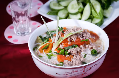 Cho tất cả nguyên liệu vào nồi, cho lượng vừa nước, sau khi dùng lửa to nấu sôi, chuyển sang lửa nhỏ nấu 2 giờ nêm gia vị là được. Công dụng: tư âm bổ huyết, cố tinh, thích hợp với chứng di tinh do thận âm khuy hư, mộng di tinh.