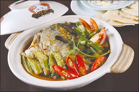 Canh sò, hoa hồng và đầu cá: Dùng cho người liệt dương: sò 50g, hoa hồng 6g, đầu cá chép 1 cái, đậu phụ 50g, gừng, hành, muối 5g mỗi loại. Rửa sạch sò, hoa hồng. Đầu cá bỏ mang, rửa sạch, bổ làm đôi. Gừng thái mỏng, hành cắt ngắn, đậu phụ cắt miếng khoảng 5cm.