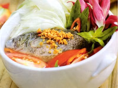 Cho đầu cá, sò, hoa hồng, gừng, hành, muối vào nồi cùng 800ml nước. Đun lửa to cho sôi lên, vớt bỏ bọt, cho đậu phụ vào đun nhỏ lửa khoảng 35 phút là được. Công dụng: bổ thận, tan máu ứ, ích tinh huyết, tiêu u cục.