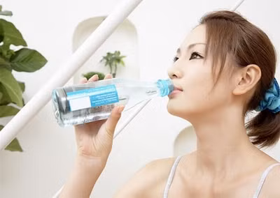 Uống nhiều nước: Để phòng tránh say nắng, những người phải làm việc nhiều trong môi trường có nhiệt độ cao, làm việc ngoài trời,... cần phải được trang bị mũ, nón che kín đầu và gáy. Uống nhiều nước khi khát, nước nên pha thêm một chút muối. Nước có vai trò điều chỉnh hệ thống làm mát cơ thể. Xem thêm: 8 loại thực phẩm bổ dưỡng ngăn ngừa bệnh tật Uống nhiều nước: Để phòng tránh say nắng, những người phải làm việc nhiều trong môi trường có nhiệt độ cao, làm việc ngoài trời,... cần phải được trang bị mũ, nón che kín đầu và gáy. Uống nhiều nước khi khát, nước nên pha thêm một chút muối. Nước có vai trò điều chỉnh hệ thống làm mát cơ thể. Xem thêm: 8 loại thực phẩm bổ dưỡng ngăn ngừa bệnh tật