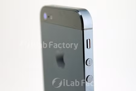 Những bức ảnh chụp cận cảnh và chi tiết mặt trước và mặt sau của iPhone, thậm chí cả linh kiện của nút bấm Home và các phím bấm tăng giảm âm lượng...