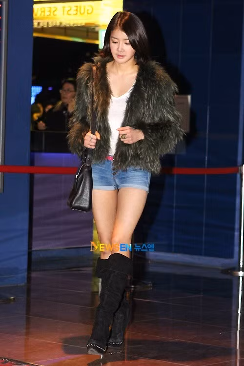 Lee Si Young diện áo lông, short ngắn và boot cao.