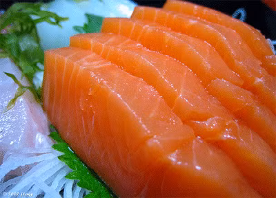 Hãy ăn cá hồi 2 lần/tuần để đảm bảo nhu cầu vitamin D cho cơ thể. Ngoài ra, phơi nắng cũng giúp cơ thể hấp thụ được một lượng nhỏ vitamin D qua da.