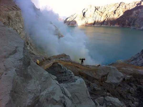 Đứng từ trên dốc nhìn xuống, nước ở Kawah ljen có màu xanh lam tuyệt đẹp. Hơi nước từ đá tỏa ra trắng như tuyết. Tuy vậy, đây là lại vùng đất của lửa và lưu huỳnh.