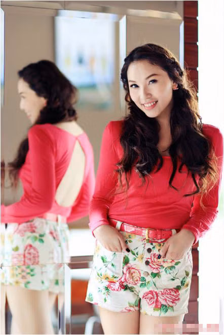 Cách mặc tông xuyệt tông của Quỳnh Thư là một trong những gợi ý mặc short hoa hợp lý.