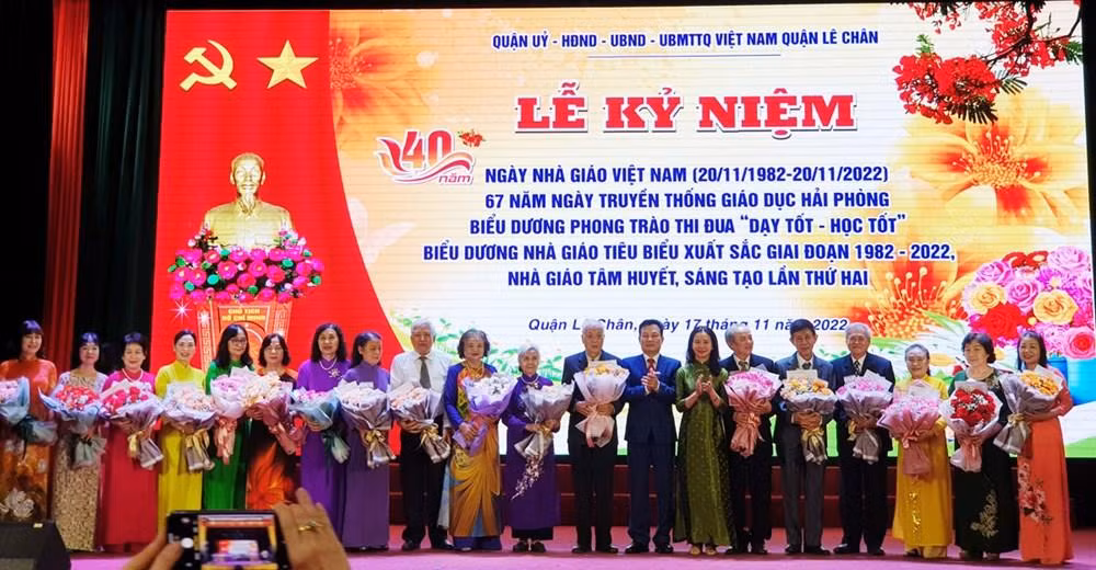 Lãnh đạo quận Lê Chân tặng hoa chúc mừng nguyên lãnh đạo Phòng Giáo dục và Đào tạo và các Nhà giáo ưu tú (Ảnh: HT) Lãnh đạo quận Lê Chân tặng hoa chúc mừng nguyên lãnh đạo Phòng Giáo dục và Đào tạo và các Nhà giáo ưu tú (Ảnh: HT)
