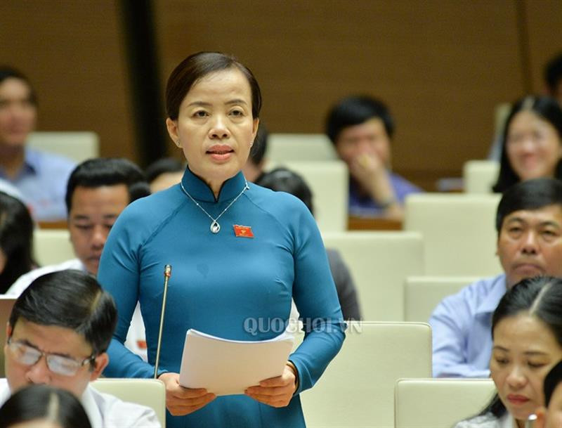 Đại biểu Quốc hội Nguyễn Thị Kim Thúy - Đoàn Đại biểu Quốc hội Thành phố Đà Nẵng chất vấn tại Kỳ họp thứ 5 Quốc hội khóa XIV (Ảnh: quochoi.vn)