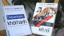 Giáo sư John Vũ có những lời khuyên dành cho các em học sinh, sinh viên đang chuẩn bị bước vào giảng đường đaỊ học, và chuẩn bị ra trường thông qua 2 cuốn sách Khởi hành và Kết nối. (Ảnh tác giả cung cấp)