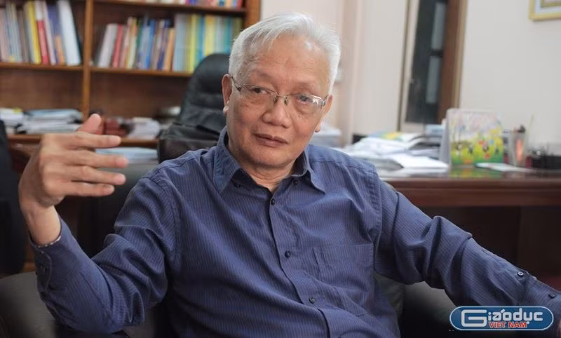 Theo thầy Tùng Lâm, trong lớp học có thể xảy ra xô xát, trêu đùa giữa các học trò mà giáo viên khó có thể kiểm soát, ngăn chặn kịp nhưng clip cho thấy 3 cô giáo đứng nhìn các cháu đánh hội đồng chứ không hề vội vàng chạy vào can ngăn. (Ảnh: Thùy Linh)