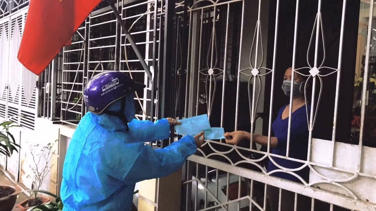 Bà con tiểu thương và người dân được phát phiếu đi chợ tại Chí Linh Hải Dương. Ảnh: Bộ Y tế Bà con tiểu thương và người dân được phát phiếu đi chợ tại Chí Linh Hải Dương. Ảnh: Bộ Y tế