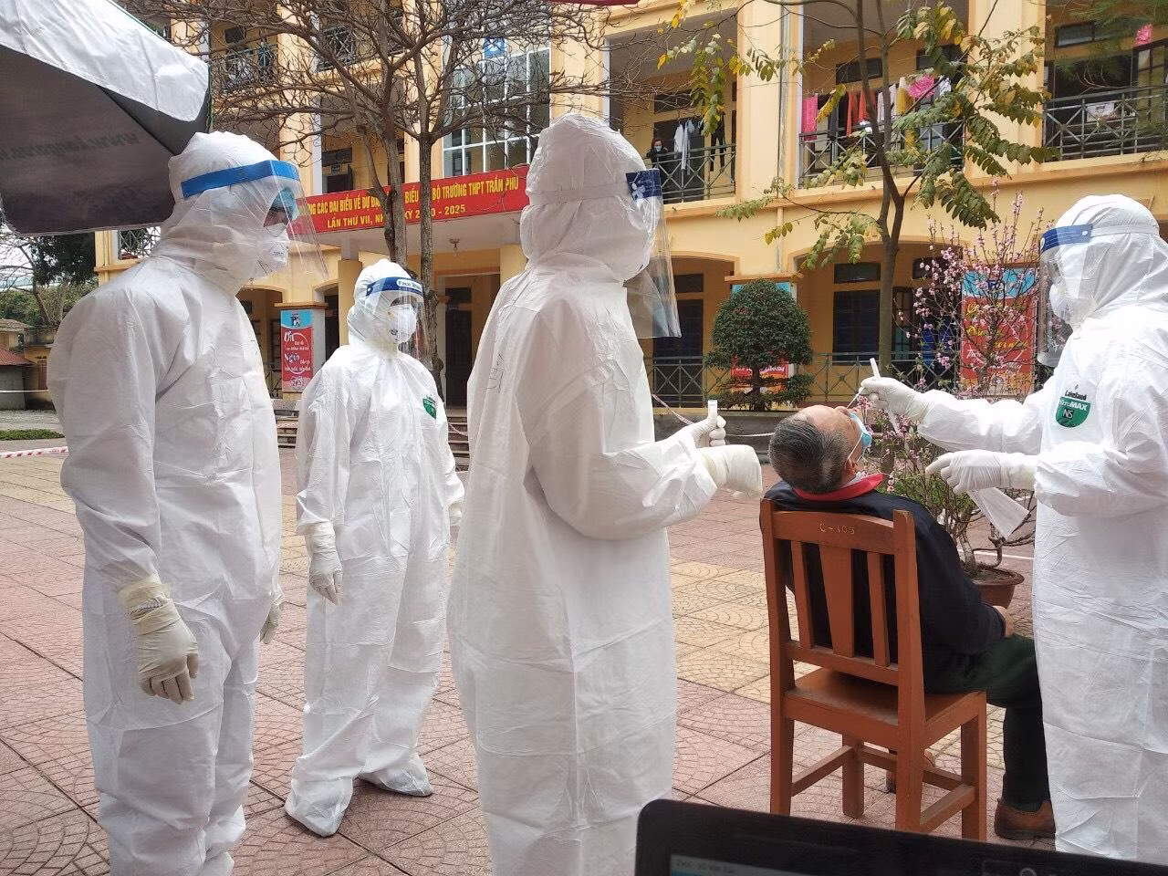 Cán bộ trường Đại học Sao Đỏ nơi tuyến đầu chống dịch. Cán bộ trường Đại học Sao Đỏ nơi tuyến đầu chống dịch.