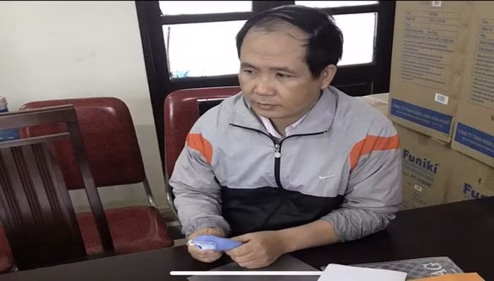 Phạm Xuân Nhất, Cựu Phó Hiệu trưởng trường Trung học phổ thông Hồng Bàng (Yên Mỹ, Hưng Yên) bị bắt khi mua bán bằng giả. Ảnh: Công an nhân dân Phạm Xuân Nhất, Cựu Phó Hiệu trưởng trường Trung học phổ thông Hồng Bàng (Yên Mỹ, Hưng Yên) bị bắt khi mua bán bằng giả. Ảnh: Công an nhân dân