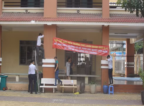 Giáo viên Trường Trần Quang Khải treo băng rôn đòi Hiệu trưởng, kế toán giải quyết vấn đề tài chính (ảnh: P.L)