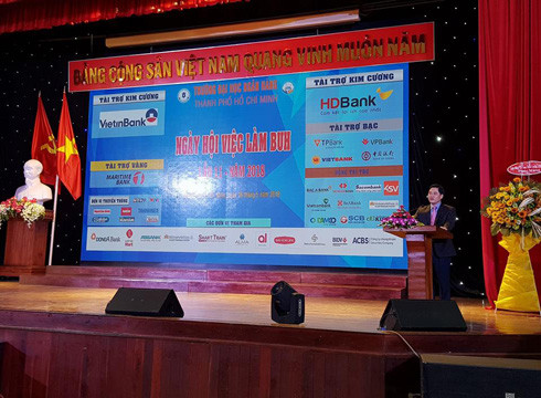Quyền Hiệu trưởng Trường Đại học Ngân hàng - ông Bùi Hữu Toàn khai mạc ngày hội việc làm (ảnh: P.L) Quyền Hiệu trưởng Trường Đại học Ngân hàng - ông Bùi Hữu Toàn khai mạc ngày hội việc làm (ảnh: P.L)