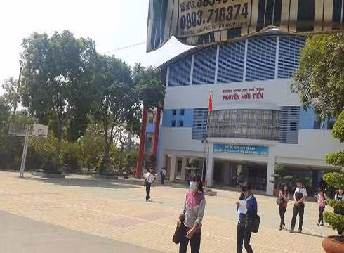 Giáo viên chủ nhiệm lớp 11A2 của Trường Nguyễn Hữu Tiến bỏ họp với phụ huynh cuối năm (ảnh: P.L) Giáo viên chủ nhiệm lớp 11A2 của Trường Nguyễn Hữu Tiến bỏ họp với phụ huynh cuối năm (ảnh: P.L)