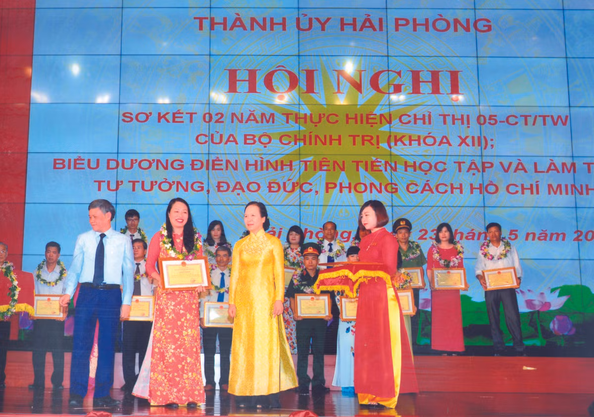 Cô giáo Trần Thị Trang Nhung nhận Bằng khen của Ủy ban nhân dân thành phố Hải Phòng về thực hiện Chỉ thị 05 của Bộ Chính trị. (Ảnh: Lã Tiến) Cô giáo Trần Thị Trang Nhung nhận Bằng khen của Ủy ban nhân dân thành phố Hải Phòng về thực hiện Chỉ thị 05 của Bộ Chính trị. (Ảnh: Lã Tiến)