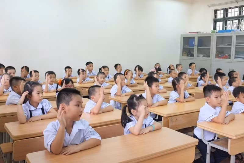 Trước mỗi năm học, phụ huynh lại đau đầu chọn lớp, cho cô cho con (Ảnh: CTV)