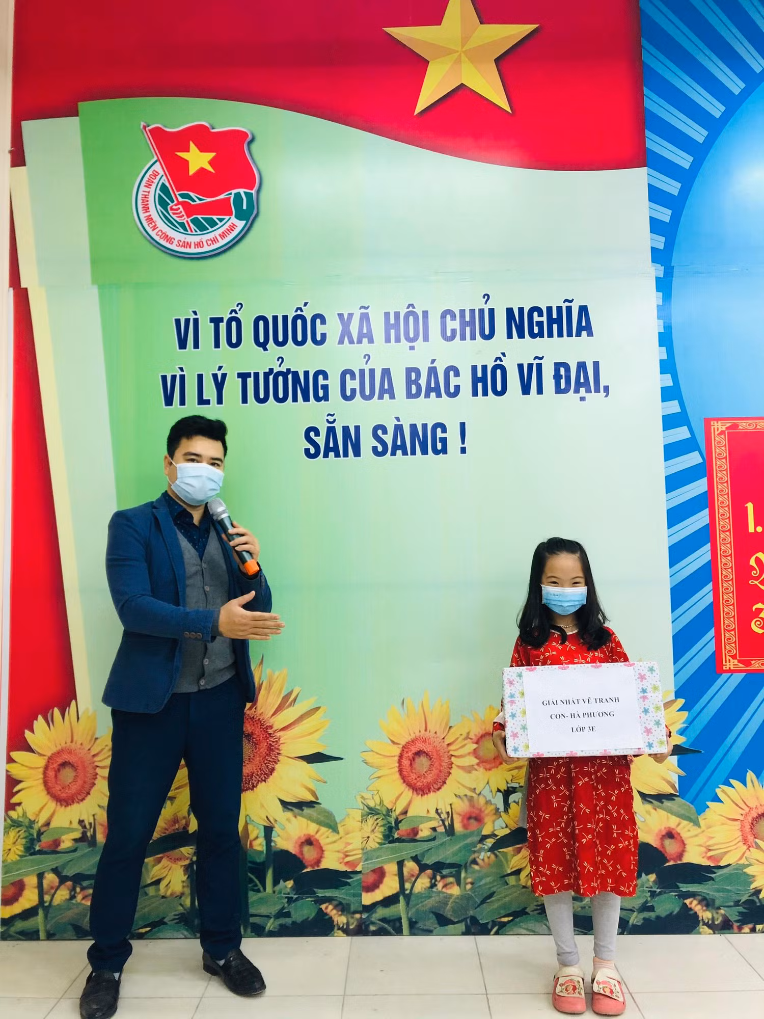 Thầy Hồ Sỹ Dũng, Tổng phụ trách Đội đang là F1 và cũng đang phải cách ly tập trung tại trường cho biết, hiện tại các em học sinh và phụ huynh đều rất phấn khởi khi kết quả xét nghiệm lần 2 đều âm tính. Dự kiến, chiều 10/02/2021 sẽ có kết quả xét nghiệm lần 3. Nếu kết quả đều âm tính với Covid-19 rất có thể toàn thể các em học sinh và phụ huynh sẽ được trở về nhà tự cách ly theo tinh thần mới nhất của Bộ Y tế. Thầy Hồ Sỹ Dũng, Tổng phụ trách Đội đang là F1 và cũng đang phải cách ly tập trung tại trường cho biết, hiện tại các em học sinh và phụ huynh đều rất phấn khởi khi kết quả xét nghiệm lần 2 đều âm tính. Dự kiến, chiều 10/02/2021 sẽ có kết quả xét nghiệm lần 3. Nếu kết quả đều âm tính với Covid-19 rất có thể toàn thể các em học sinh và phụ huynh sẽ được trở về nhà tự cách ly theo tinh thần mới nhất của Bộ Y tế.