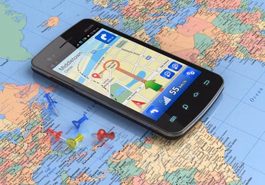 1. Quá tin tưởng vào smartphone Vấn đề: Việc phụ thuộc quá nhiều vào hệ thống GPS khiến bạn không định hướng được lịch trình di chuyển. Bạn cũng không nhớ được nhiều số điện thoại và thường quên sao lưu danh bạ của mình. Nếu một ngày điện thoại bị hỏng hay mất cắp, bạn làm cách nào để liên lạc với người khác nhỉ? Cách khắc phục: Hãy lập trình bộ nhớ của bạn. Trước khi lên đường, hãy dành vài phút để ghi nhớ lịch trình, xem lại vài lần những tuyến đường sắp qua. Còn đối với danh sách việc phải làm hoặc số điện thoại quan trọng, ngoài việc lưu vào danh bạ, bạn hãy ghi chúng lên giấy và tiến hành sao lưu vào máy tính. 1. Quá tin tưởng vào smartphone Vấn đề: Việc phụ thuộc quá nhiều vào hệ thống GPS khiến bạn không định hướng được lịch trình di chuyển. Bạn cũng không nhớ được nhiều số điện thoại và thường quên sao lưu danh bạ của mình. Nếu một ngày điện thoại bị hỏng hay mất cắp, bạn làm cách nào để liên lạc với người khác nhỉ? Cách khắc phục: Hãy lập trình bộ nhớ của bạn. Trước khi lên đường, hãy dành vài phút để ghi nhớ lịch trình, xem lại vài lần những tuyến đường sắp qua. Còn đối với danh sách việc phải làm hoặc số điện thoại quan trọng, ngoài việc lưu vào danh bạ, bạn hãy ghi chúng lên giấy và tiến hành sao lưu vào máy tính.